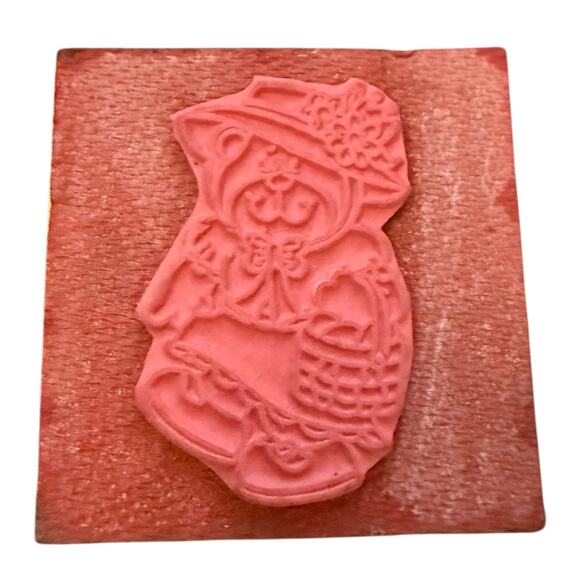 Carson Dellosa Spring Bonnet Bear Holding A Basket Rubber Stamp - Picture 3 of 3